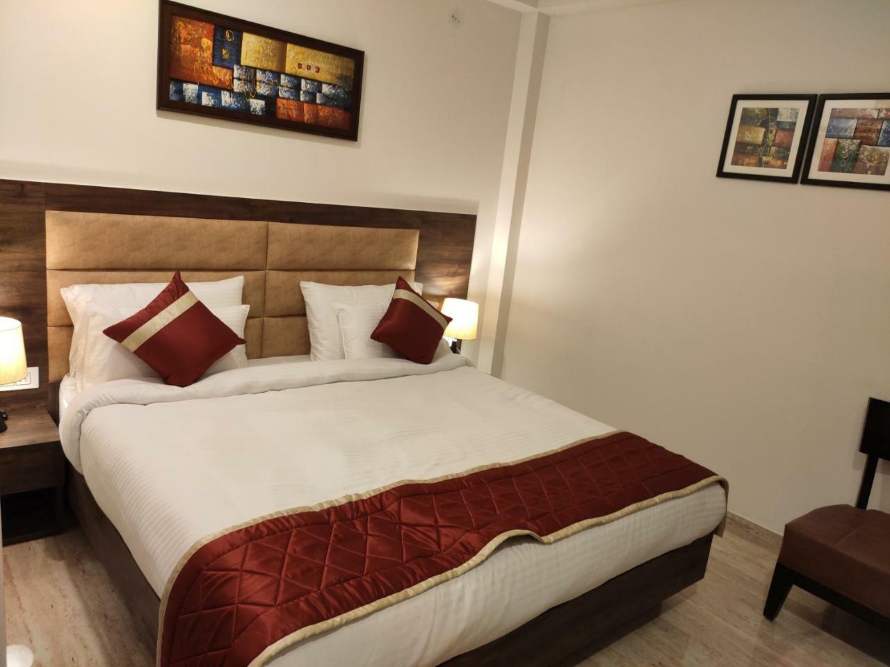 Red Crown Hotel Нью-Дели Экстерьер фото