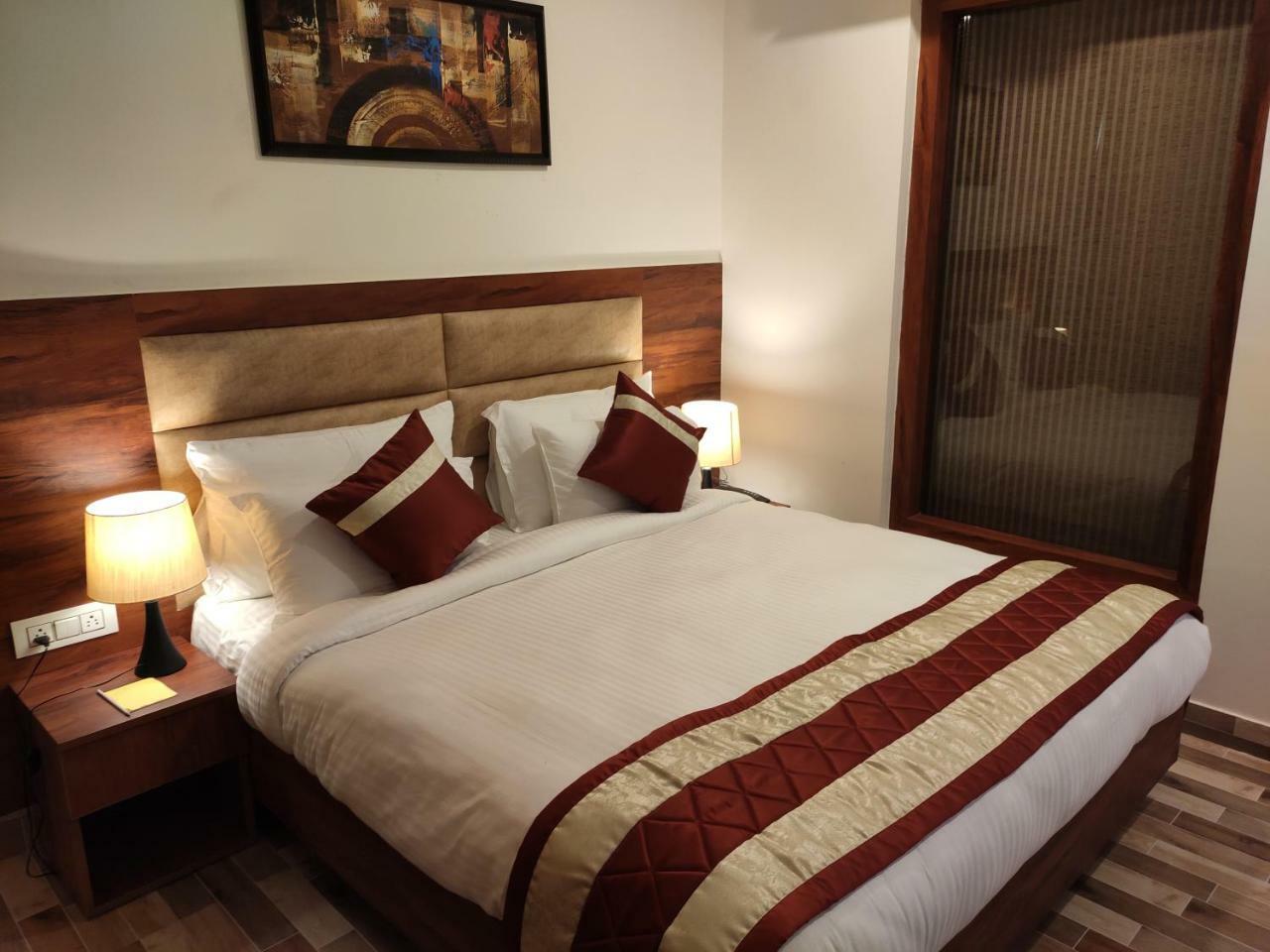 Red Crown Hotel Нью-Дели Экстерьер фото