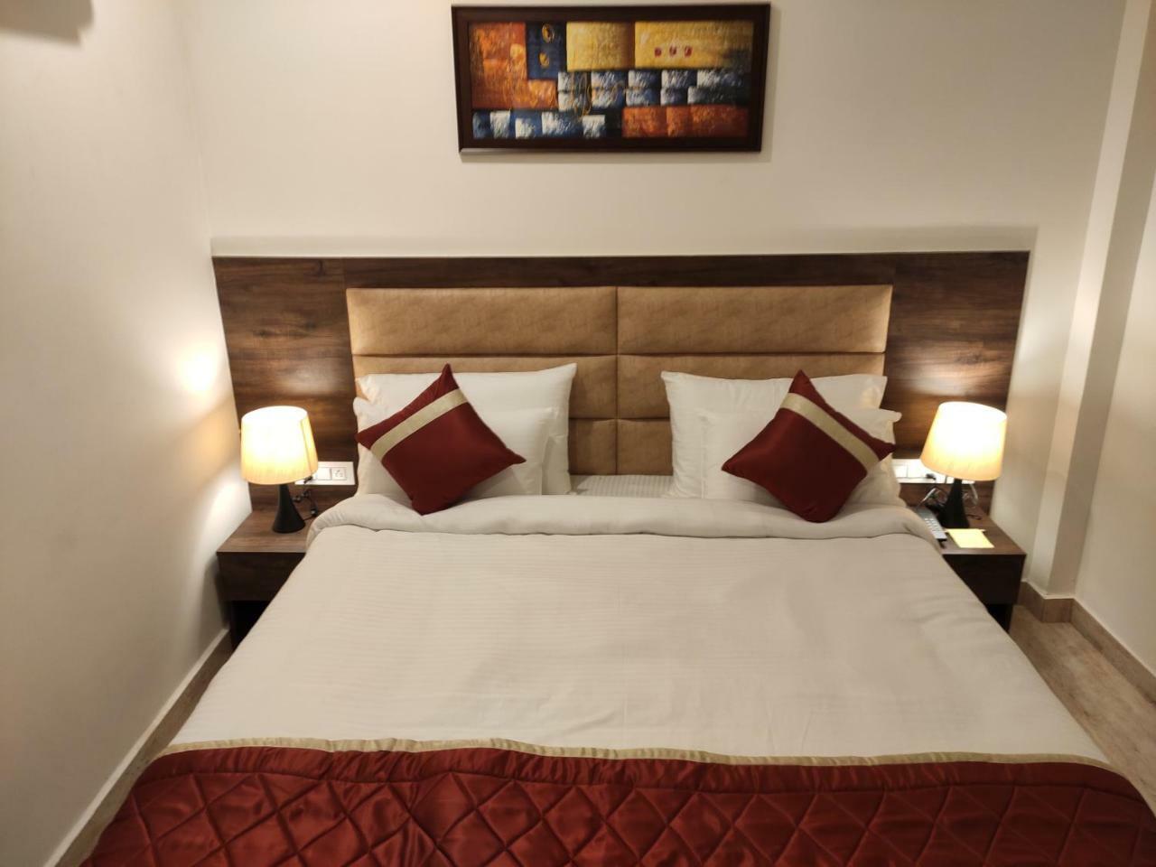 Red Crown Hotel Нью-Дели Экстерьер фото