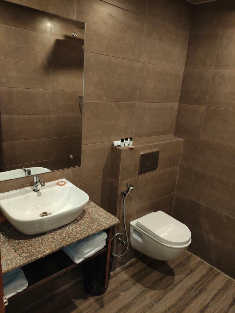 Red Crown Hotel Нью-Дели Экстерьер фото