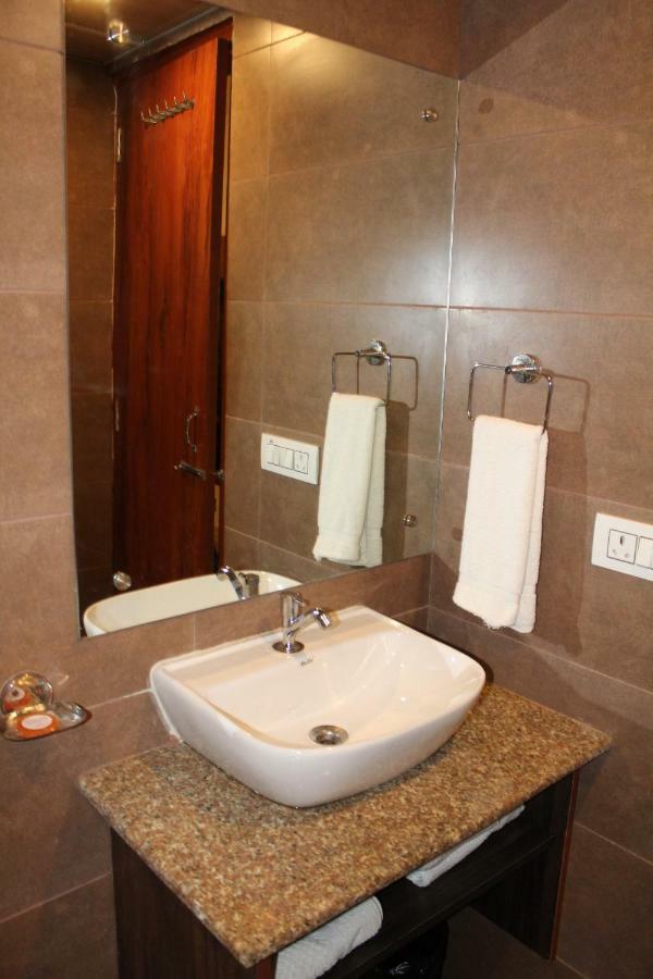 Red Crown Hotel Нью-Дели Экстерьер фото