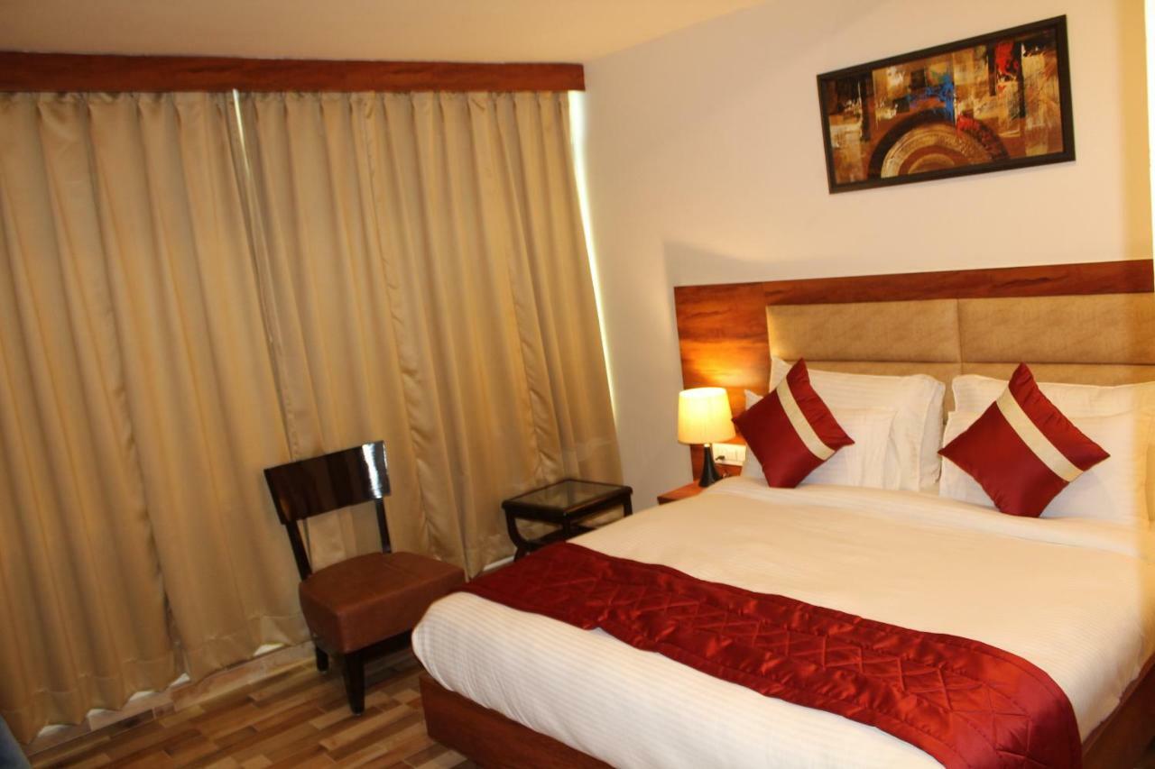 Red Crown Hotel Нью-Дели Экстерьер фото