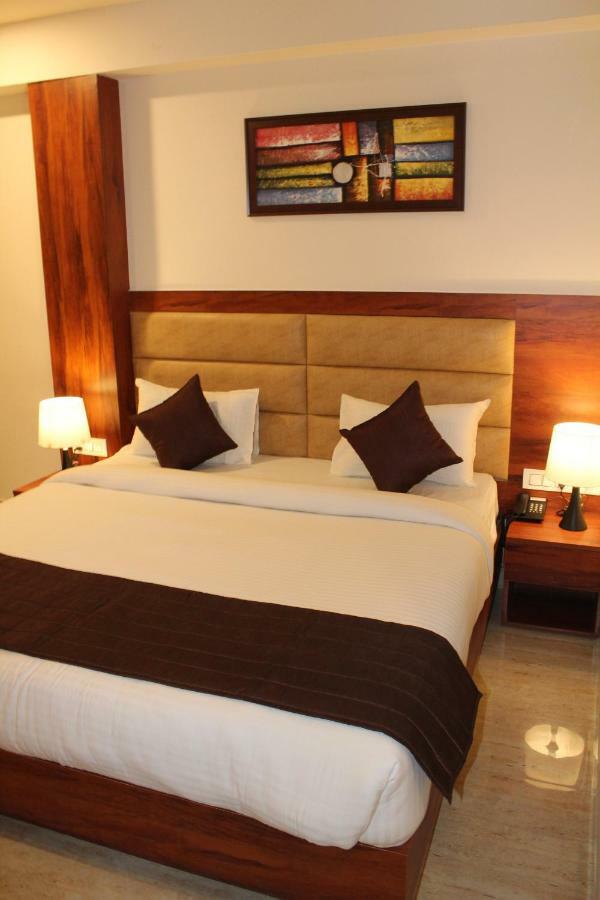 Red Crown Hotel Нью-Дели Экстерьер фото