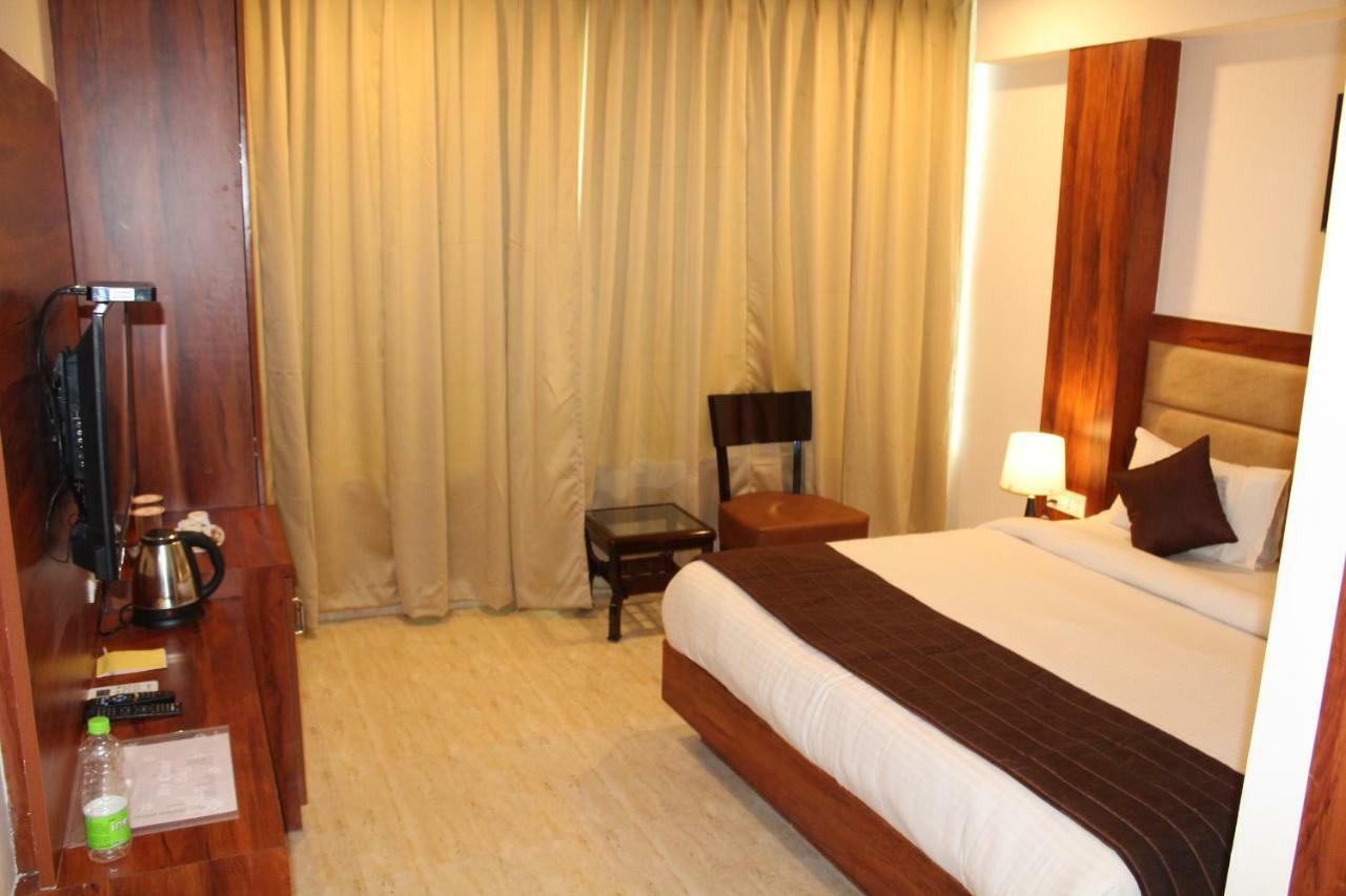 Red Crown Hotel Нью-Дели Экстерьер фото