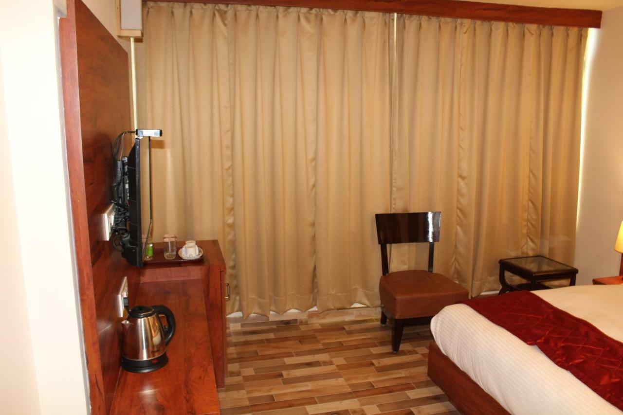 Red Crown Hotel Нью-Дели Экстерьер фото
