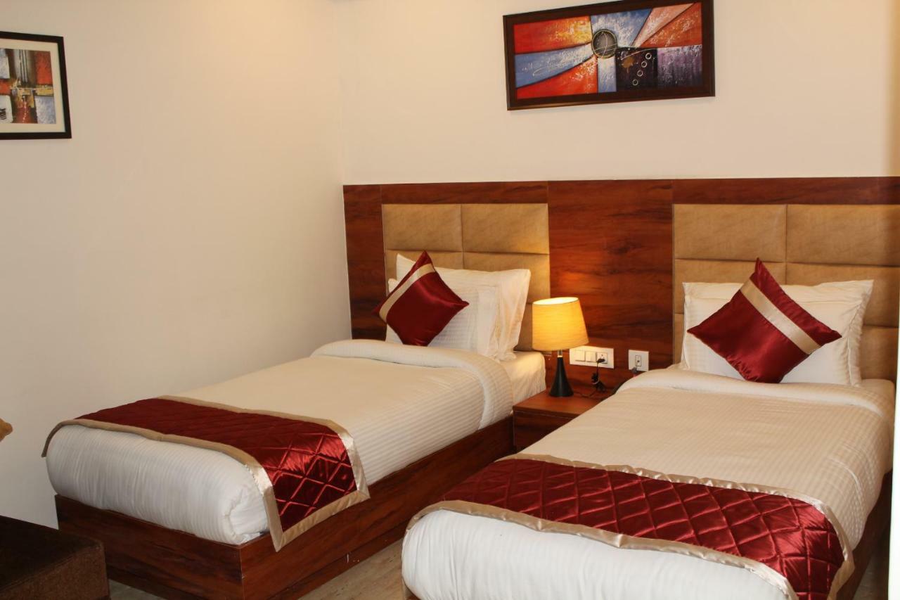 Red Crown Hotel Нью-Дели Экстерьер фото
