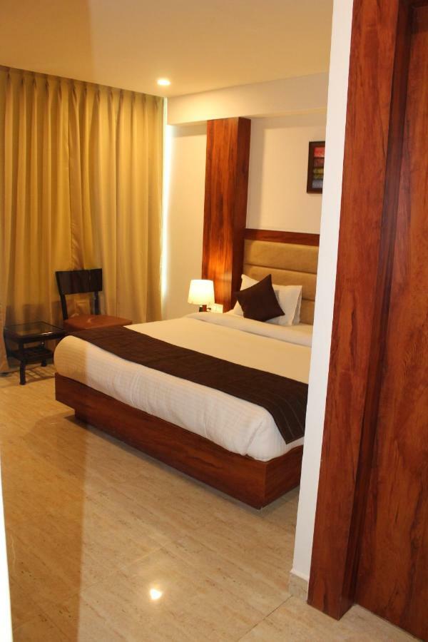 Red Crown Hotel Нью-Дели Экстерьер фото