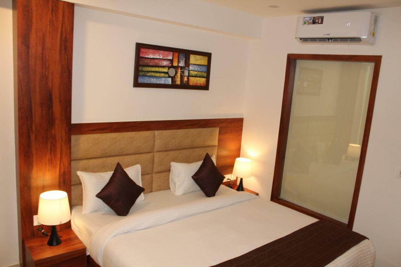 Red Crown Hotel Нью-Дели Экстерьер фото