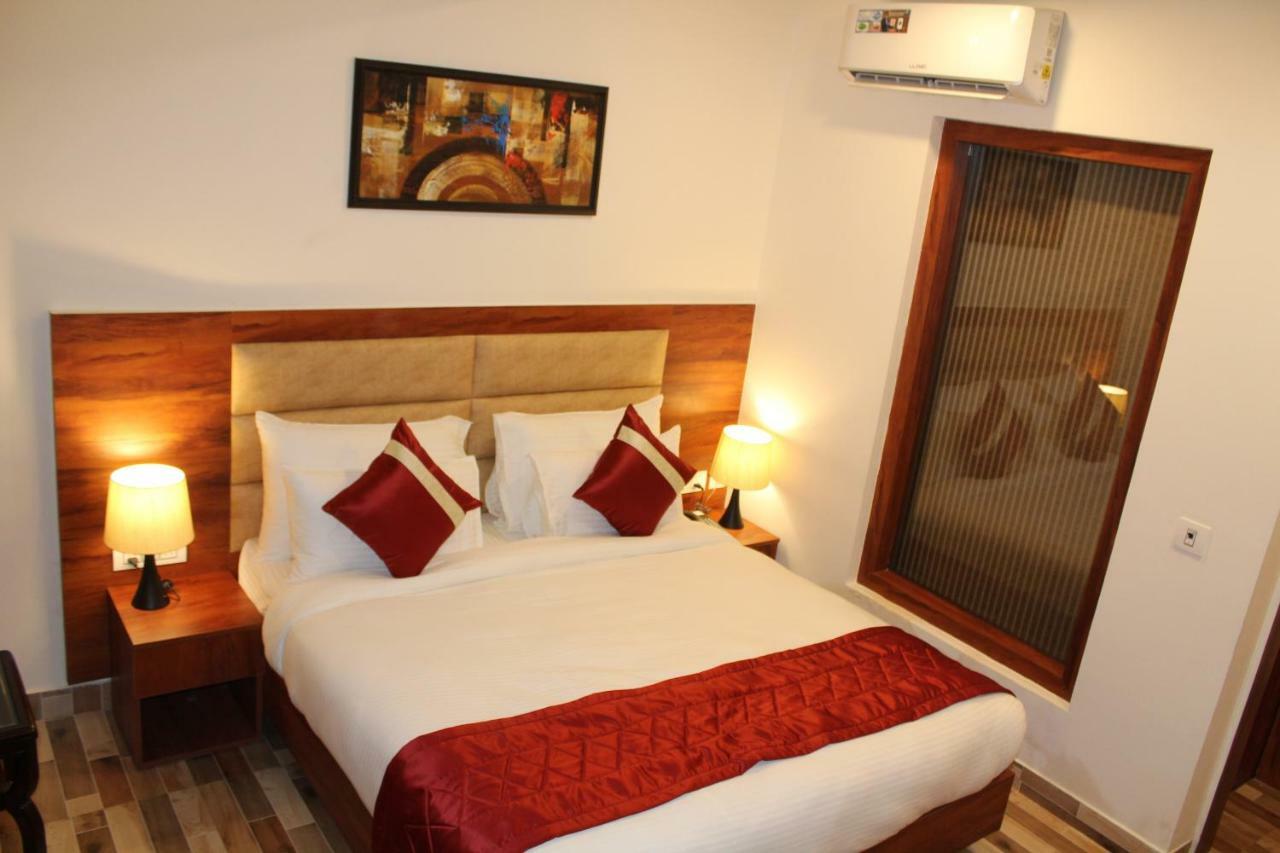 Red Crown Hotel Нью-Дели Экстерьер фото
