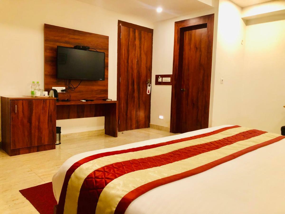 Red Crown Hotel Нью-Дели Экстерьер фото